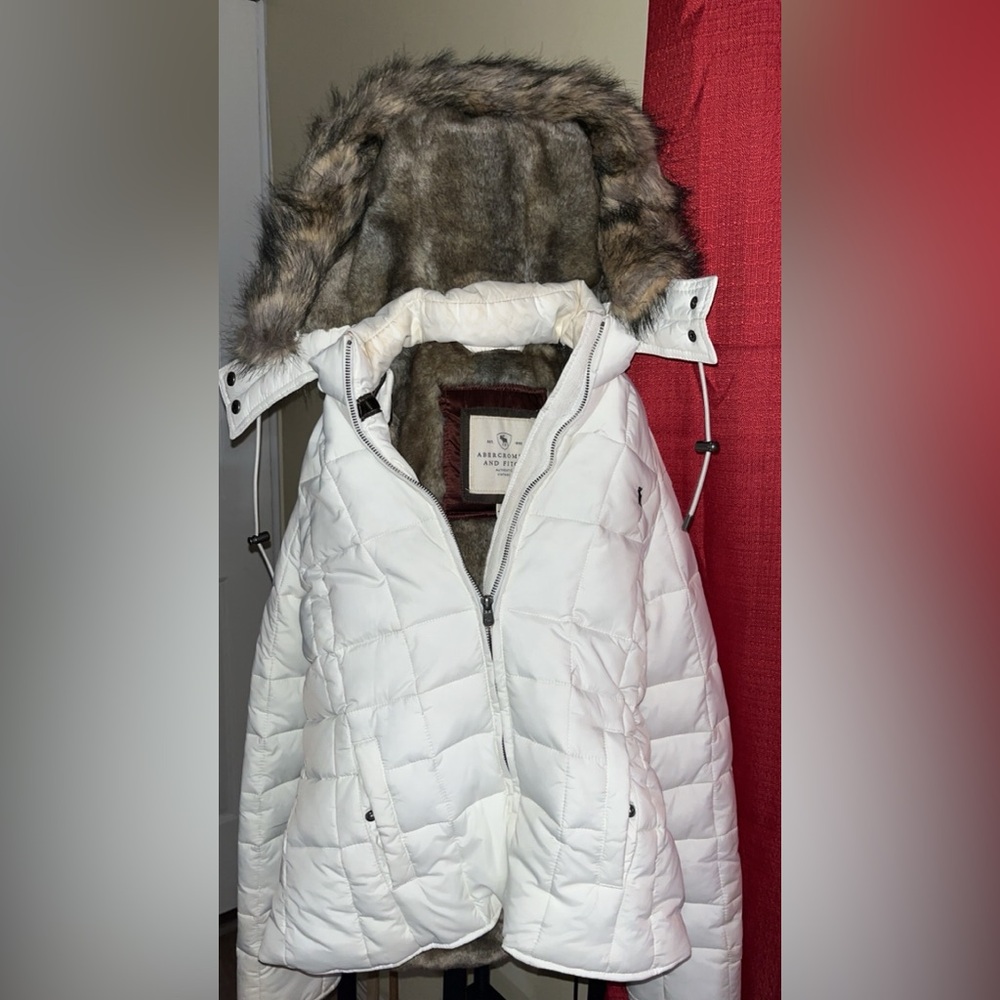 Abercrombie & Fitch Women's White Puffer Coat with Fur Hood